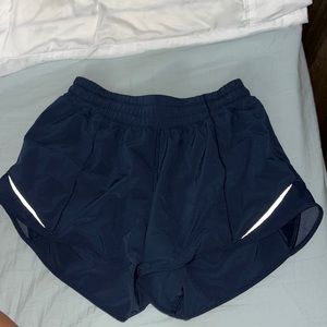 LIKE NEW LULULEMON TRUE NAVY 4in HOTTY HOT SHORTS SIZE 4